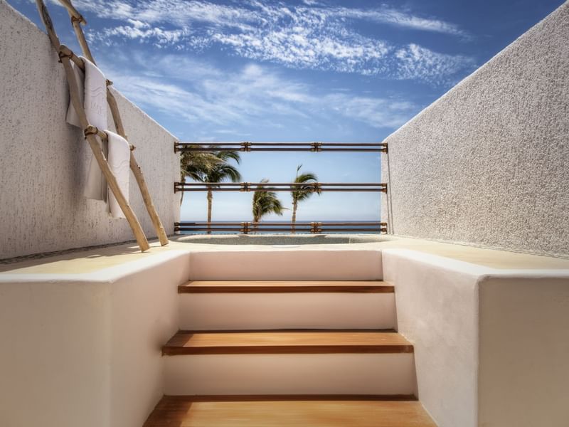Primer plano de una escalera que conduce al spa en Marquis Los Cabos