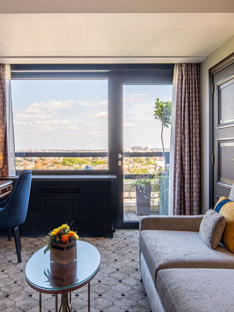 Woonkamer met bank en werkplek bij de Warwick Suite in Hotel Barsey by Warwick, Brussel.