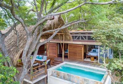 Vista de villas de dos dormitorios con piscina privada y vistas a la selva en Morgan's Rock, lugares ideales para alojarse en Nicaragua.