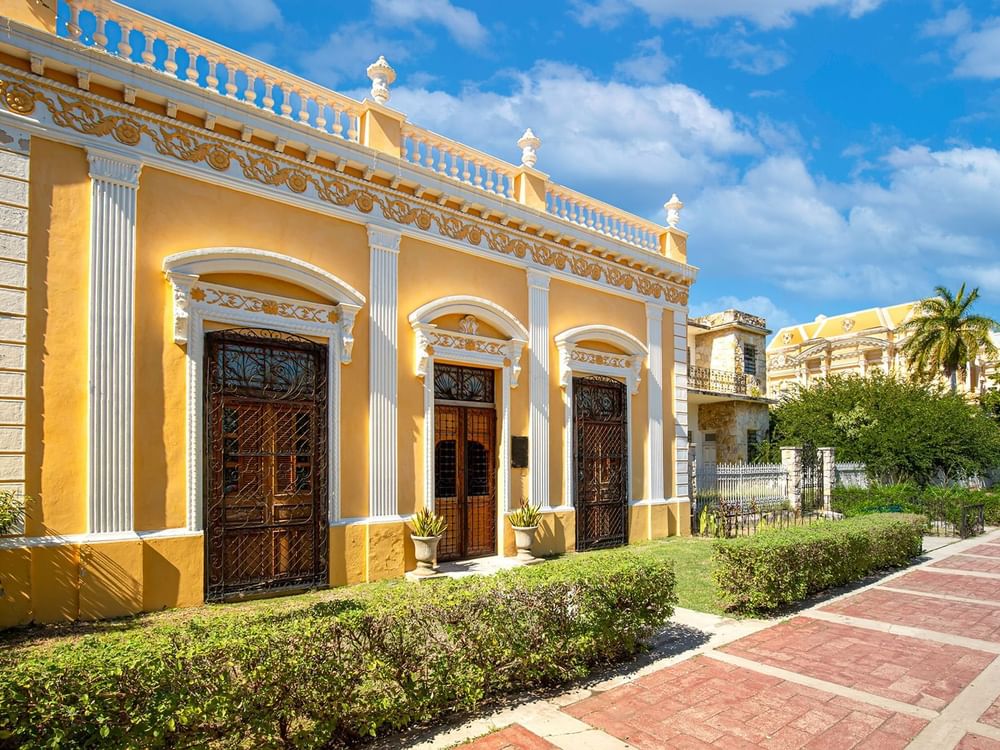 Vista exterior de Casa Jure y jardín cerca de One Hotels