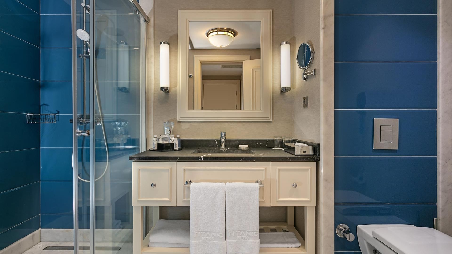 Titanic Deluxe Golf Belek’te Aile Odası’nda lavabo ve duş alanı bulunan banyo.