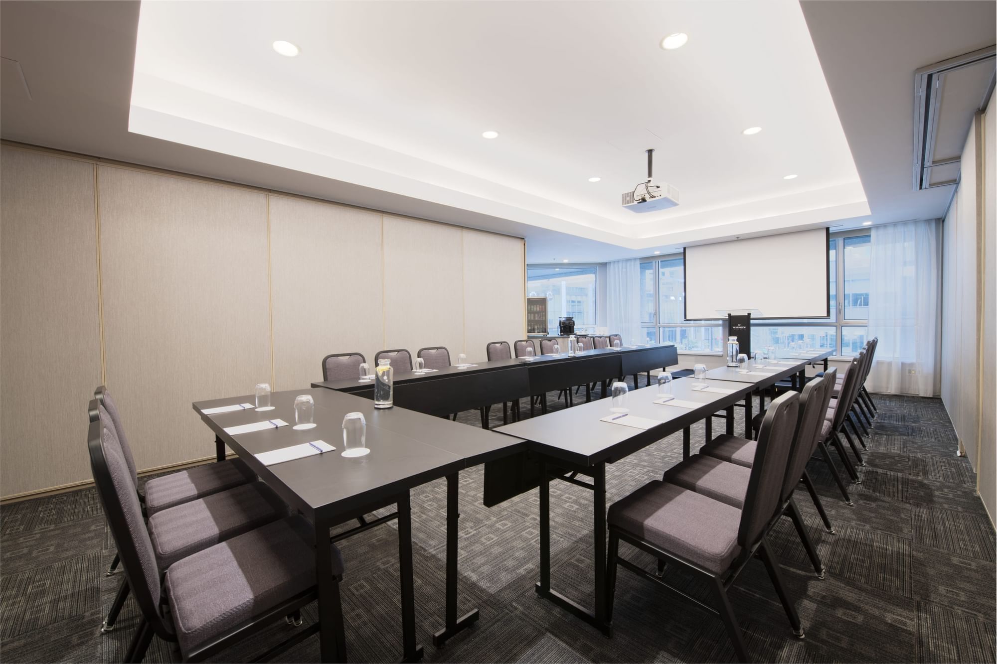 Salon René-Lévesque with u-shaped table setup at Warwick Le Crystal