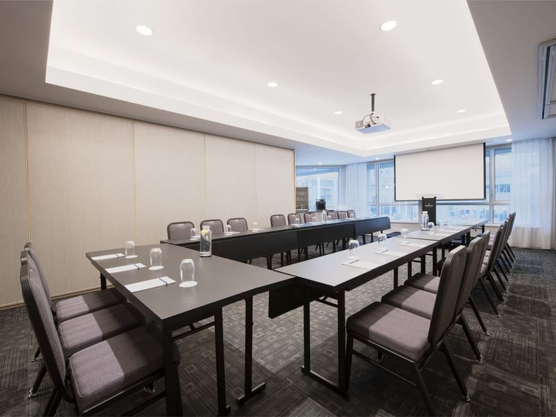 Salon René-Lévesque with u-shaped table setup at Warwick Le Crystal