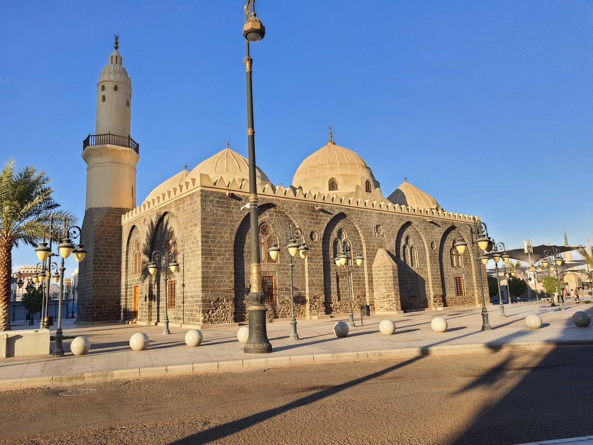 Day view of Masjid Al Ghamamah near Elaf Al Taqwa Hotel