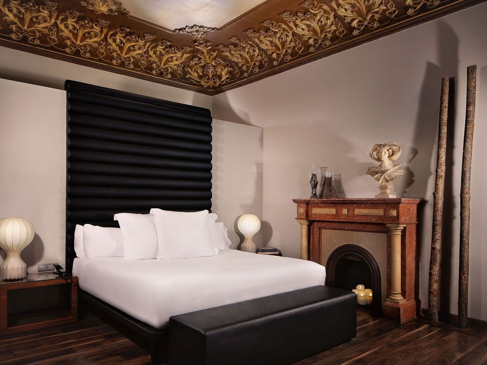 Bedroom arrangement in a room at Barcelona Apartment