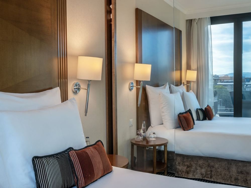 Intérieur d'une suite Penthouse avec terrasse au Warwick Geneva à Genève.