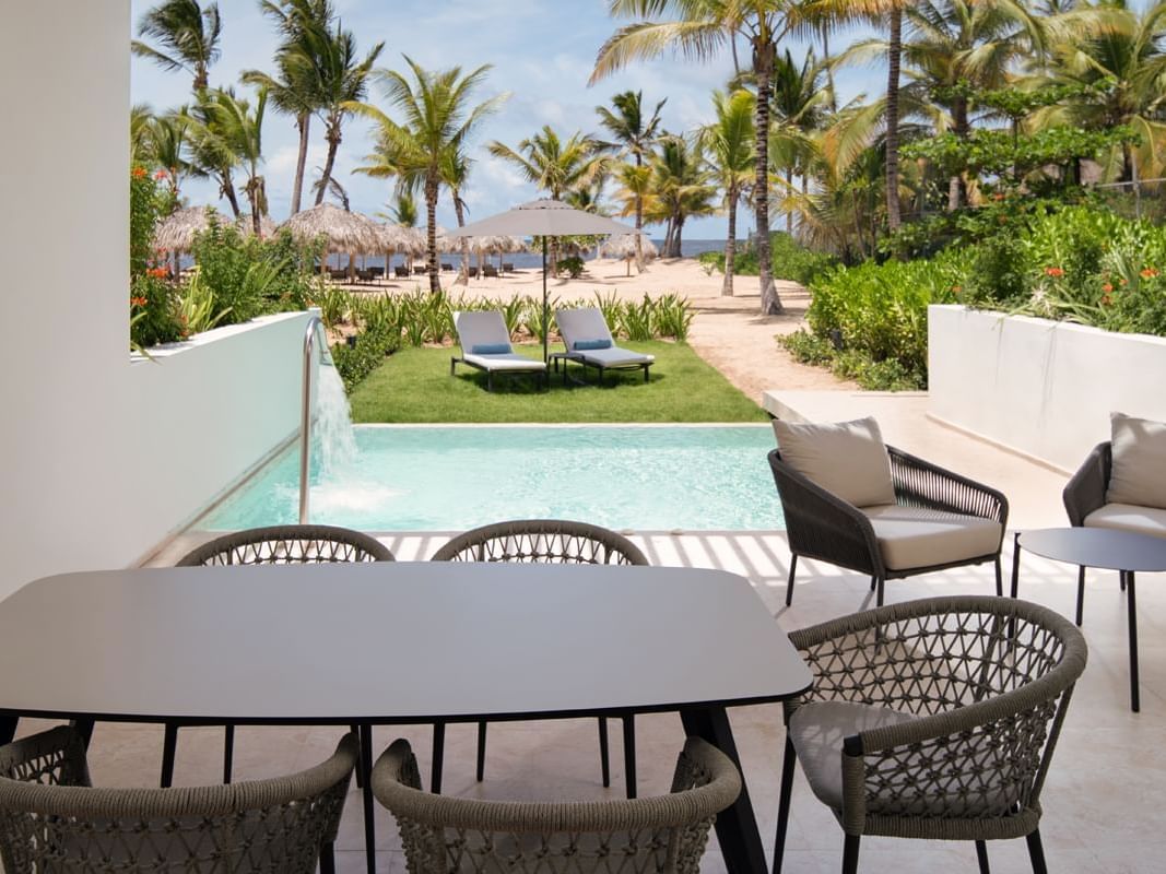 Lounge by the outdoor pool in Luna suite at La Colección
