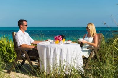 Couple enjoying outdoor dine in at Windsong Resort On The Reef