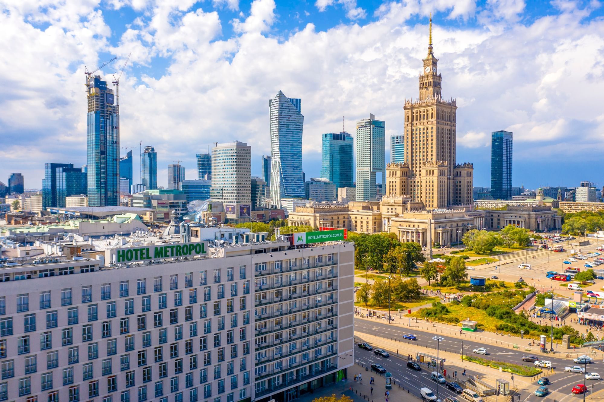 Hotel Metropol i panorama centrum Warszawy z Pałacem Kultury i Nauki