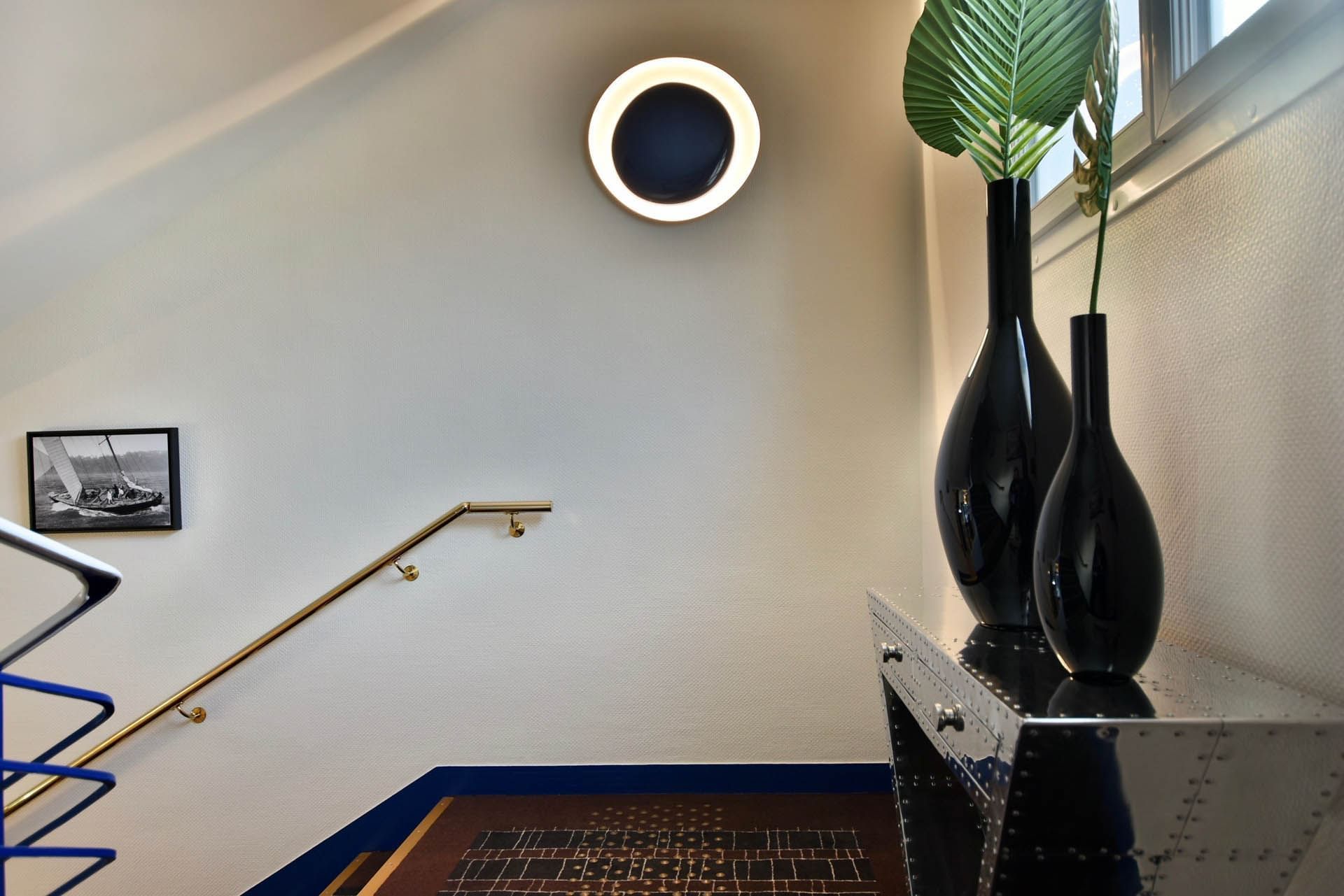 Ornements près de l'escalier du hall à l'Escale Oceania Lorient