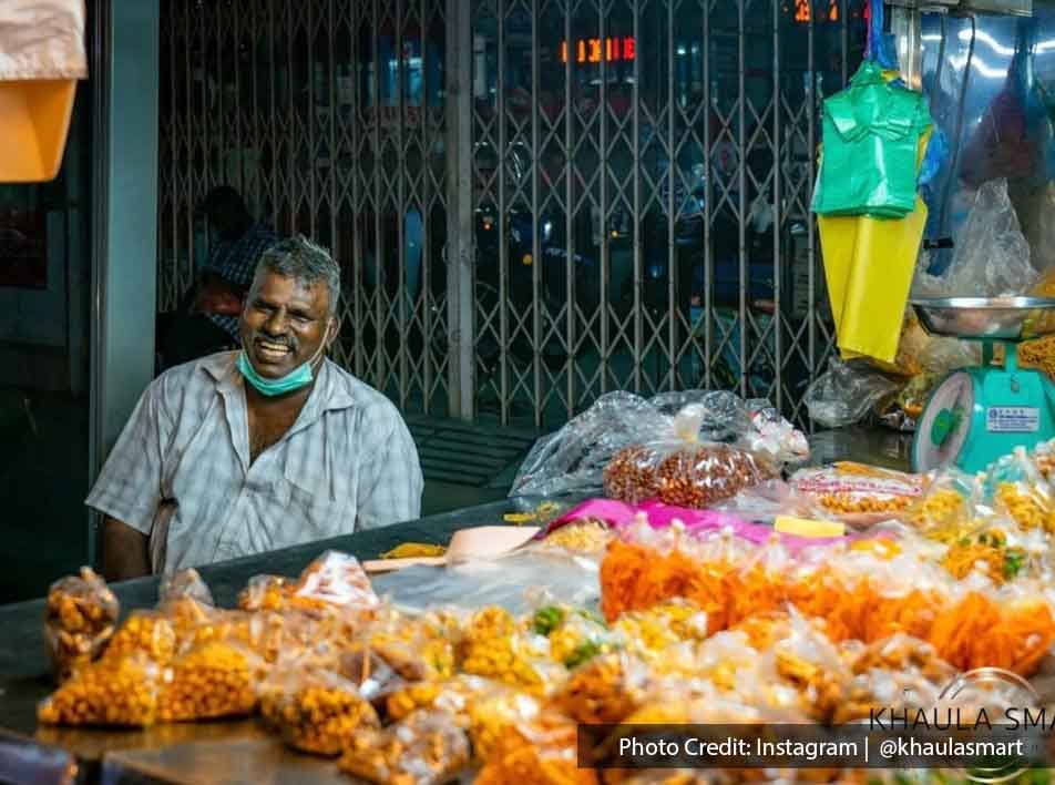 Hawker who sells snacks in Penang Little India - Lexis Suites Penang