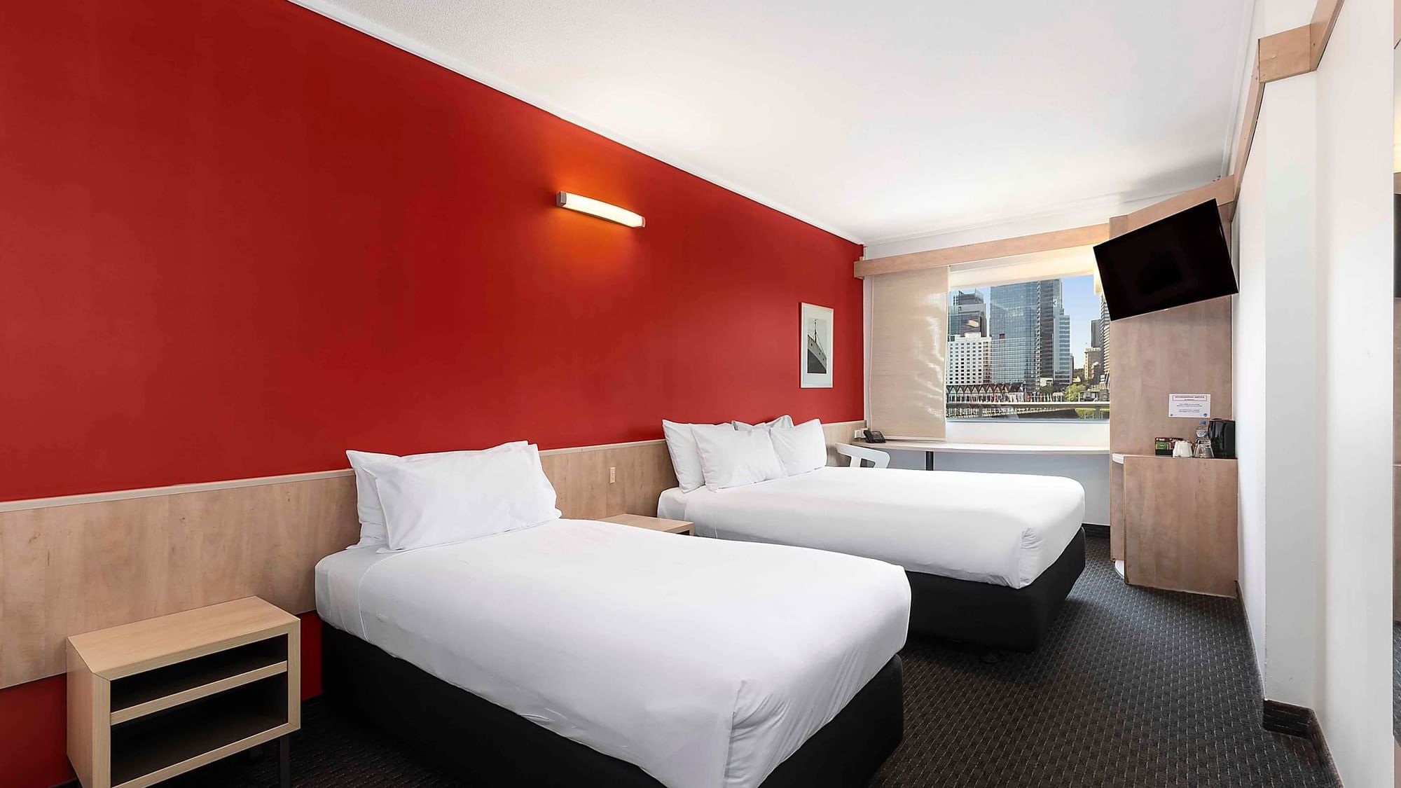 Superior room Ibis Sydney Darling Harbour skyline view
