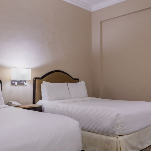2 single beds in the Estandar Double Room at Gamma Hotels