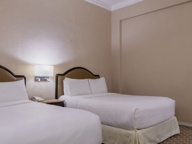 2 single beds in the Estandar Double Room at Gamma Hotels