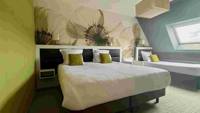 Chambres avec lits jumeaux et décor floral à l'Hôtel La Marébaudière.