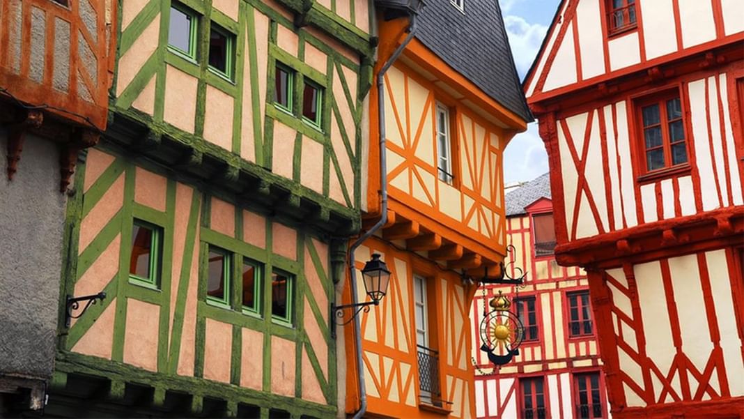 Vue d'une rue bordée de bâtiments colorés près des Hôtels Oceania