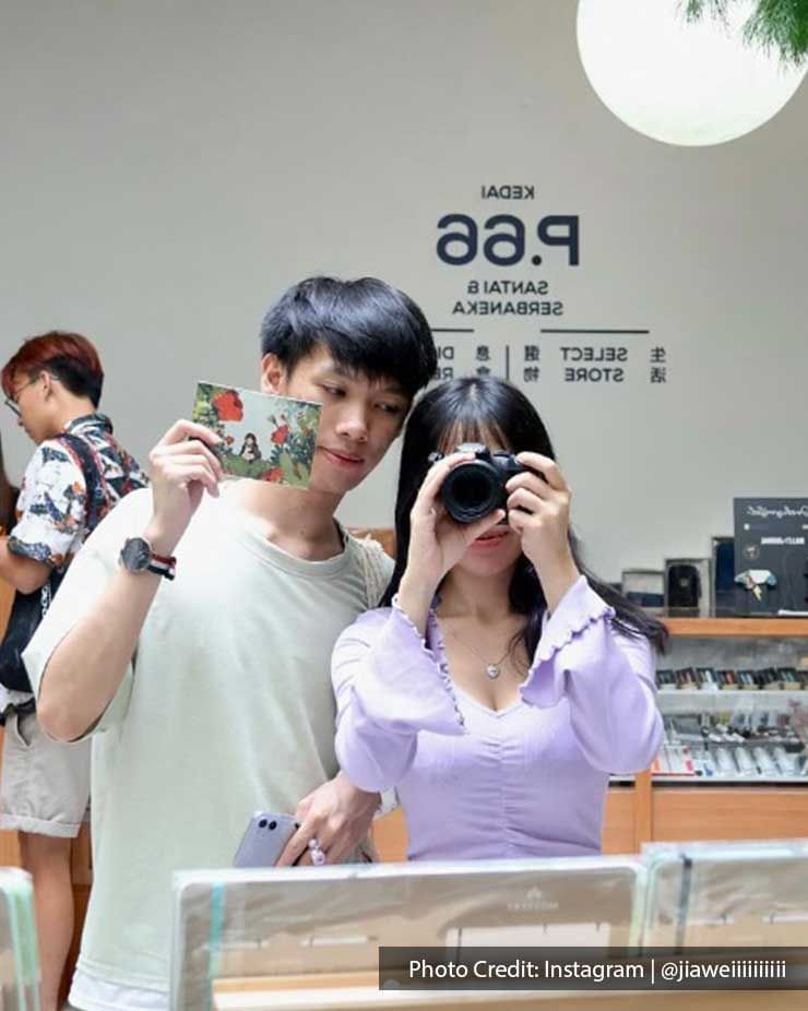 young couple taking a selfie in a cute cafe in George Town