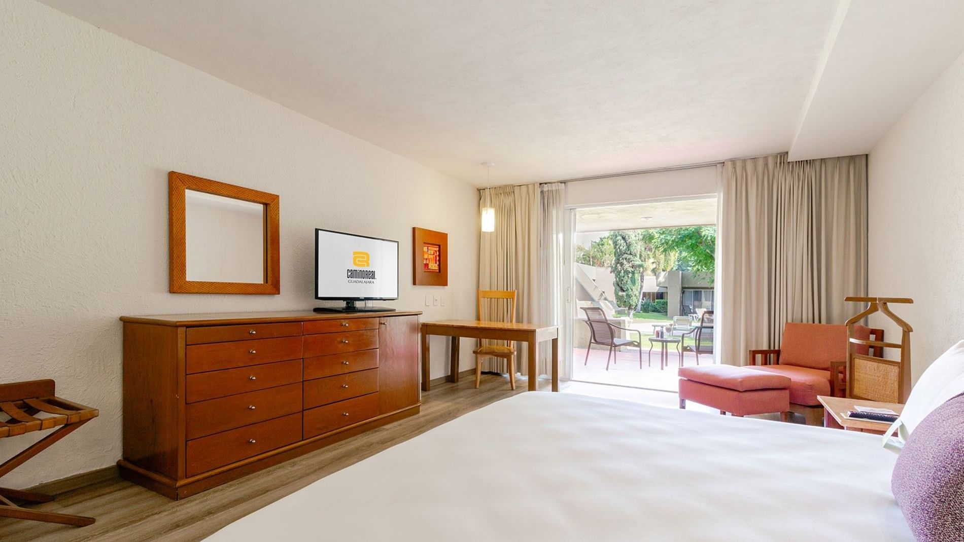 King Camino Real Club Executive featuring a wooden dresser and sliding doors to a patio at Camino Real Guadalajara
