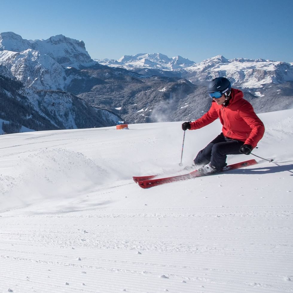 Skifahrer in den Alpen genießt die Pisten und das Angebot Spirit of Antholz.