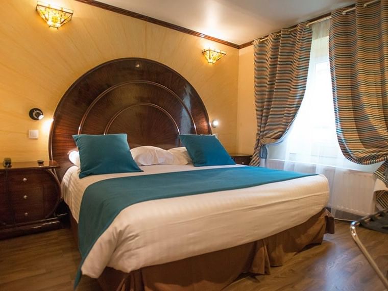 Chambre élégante avec lit grand et décoration raffinée à l'Hôtel Villa Aultia à Ault.