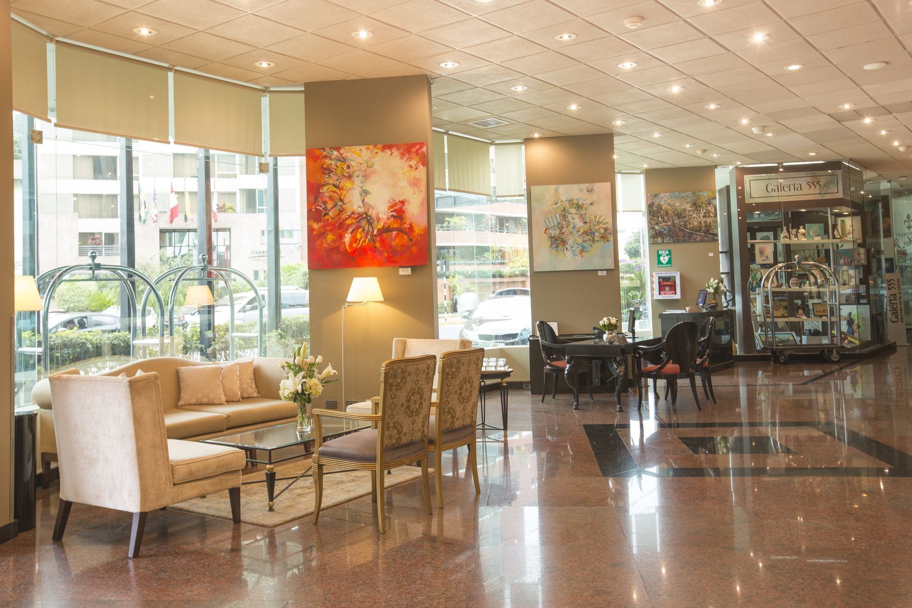 Área de lobby junto a la recepción del Hotel Delfines