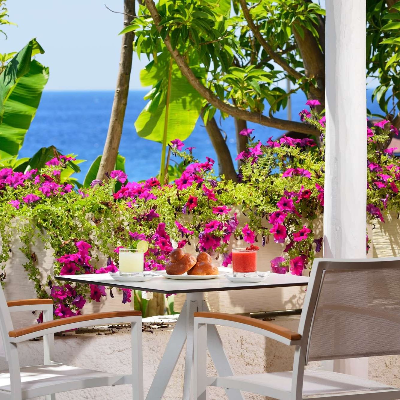 UNAHOTELS Naxos Beach Sicilia vi dà il benvenuto