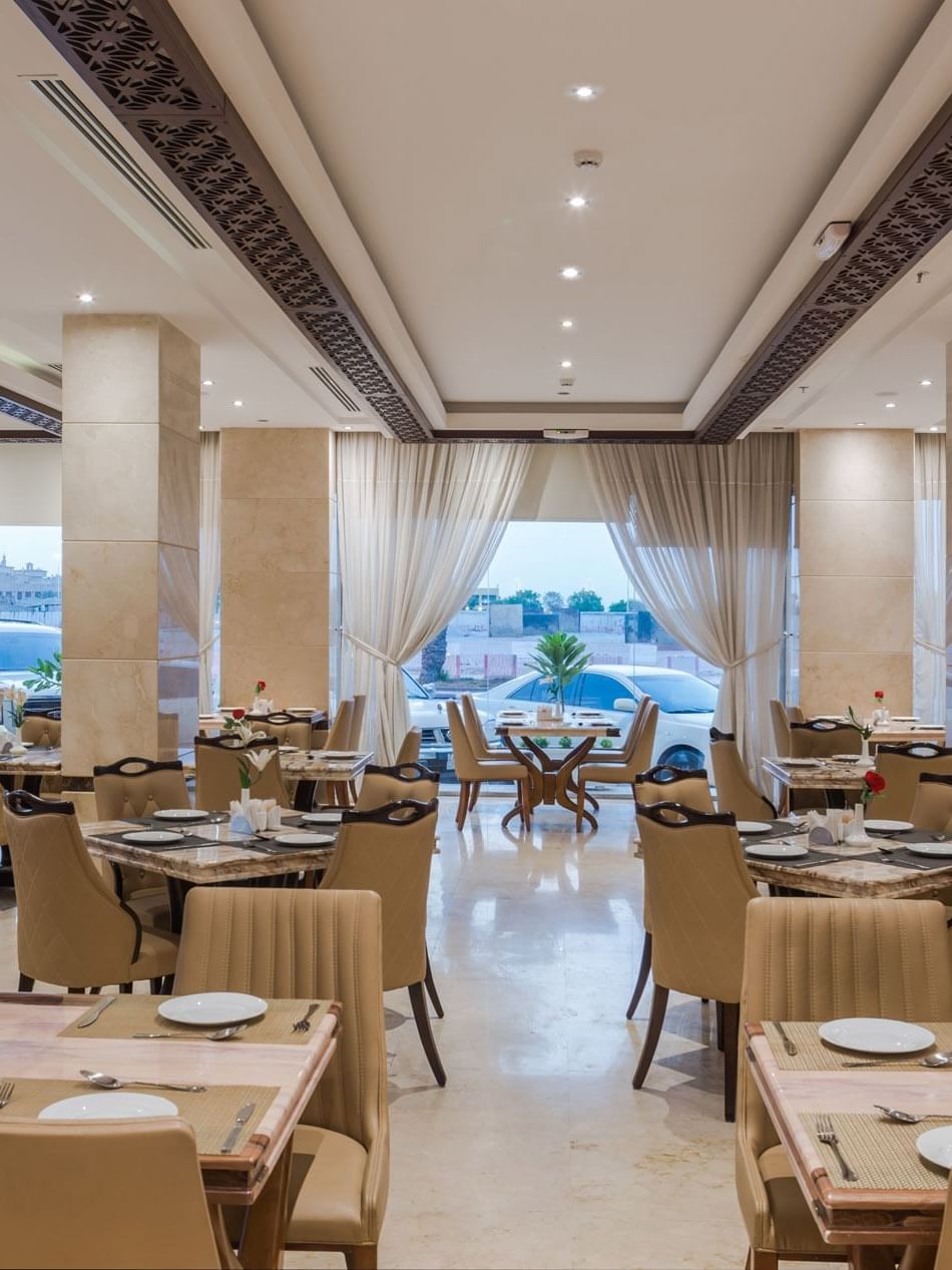منطقة تناول الطعام في مطعم «رويال» بفنادق ومنتجعات وارويك