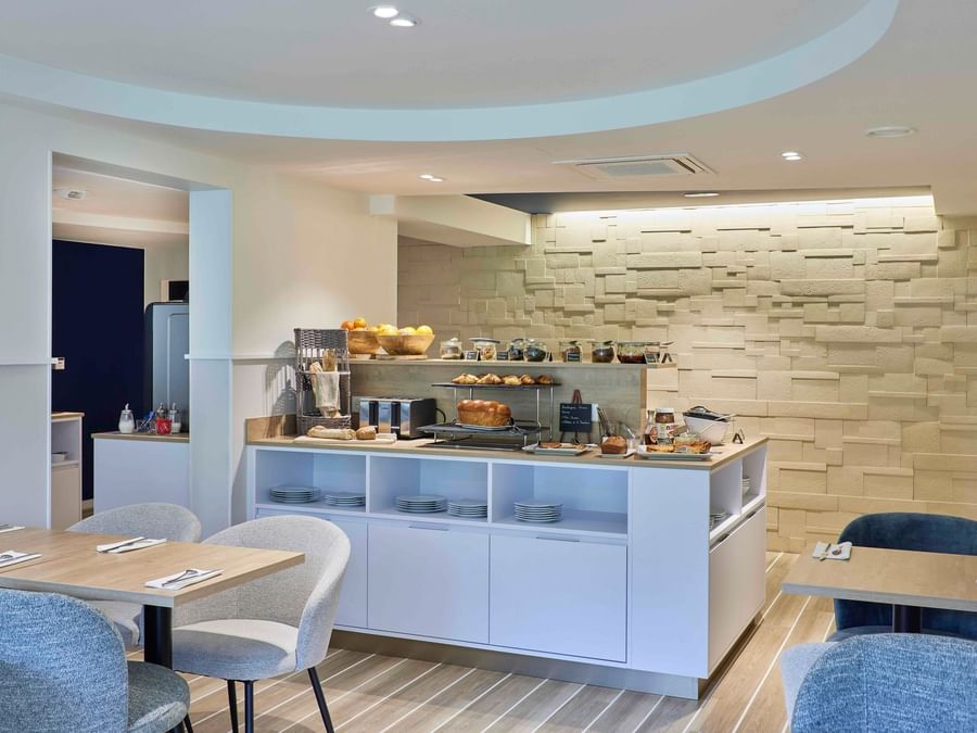 Salle à manger avec tables et buffet bien garni à Hôtel La Marébaudière.