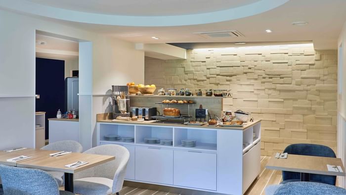 Salle à manger avec tables et buffet bien garni à Hôtel La Marébaudière.