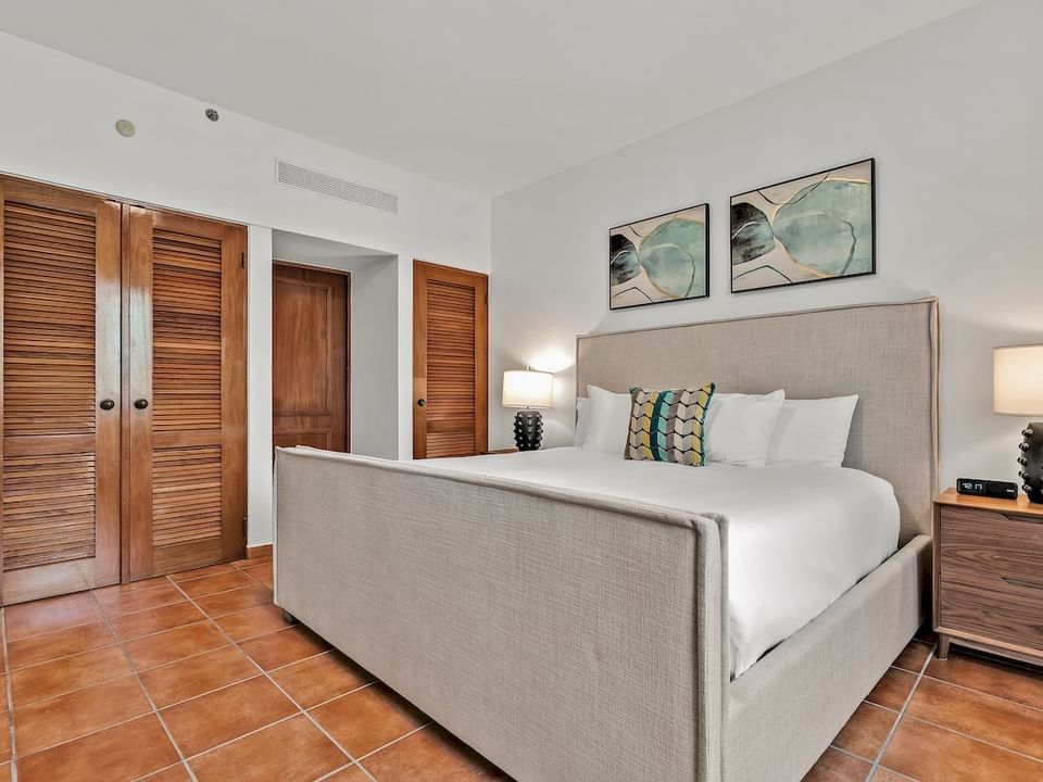 Cama junto al armario y suelo de cerámica en la One King Bed Guestroom Accessible en Las Casitas Village.
