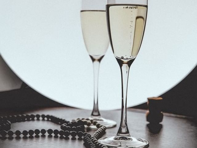 Close-up of 2 champagne glasses served at La Galerie Hotel