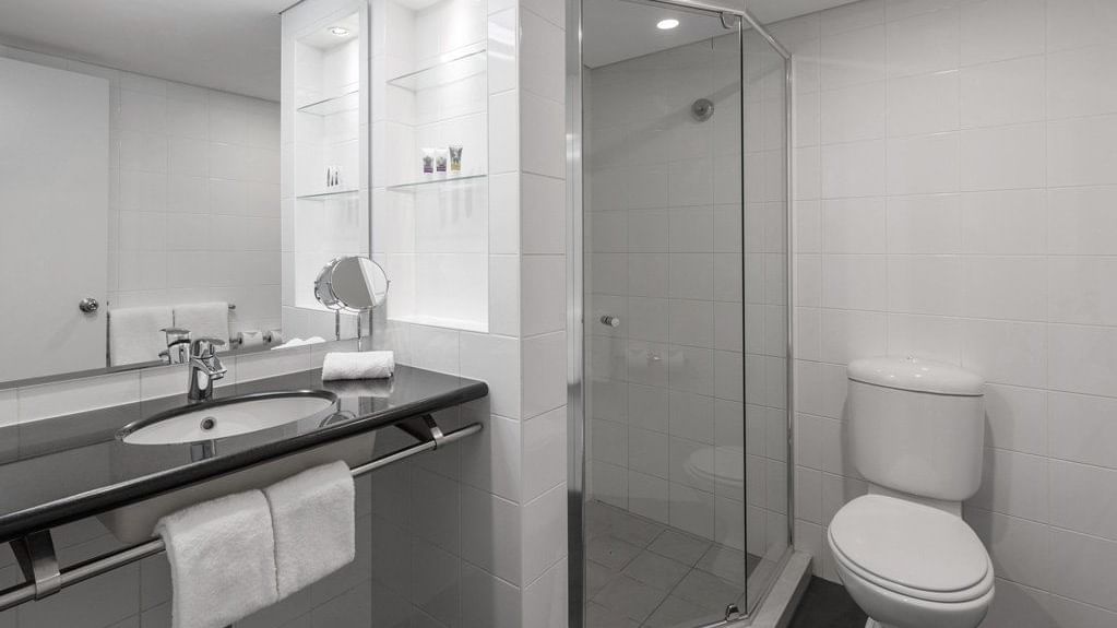 Mercure Superior bathrooms at Pullman and Mercure King George Square Brisbane 