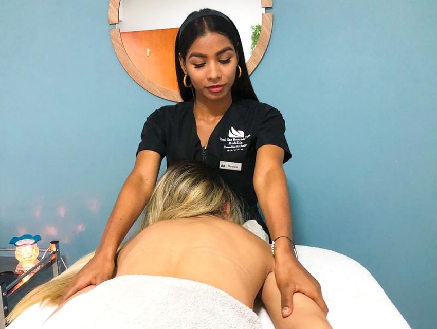 Mujer recibiendo un masaje corporal en el spa del Hotel San Fernando Plaza