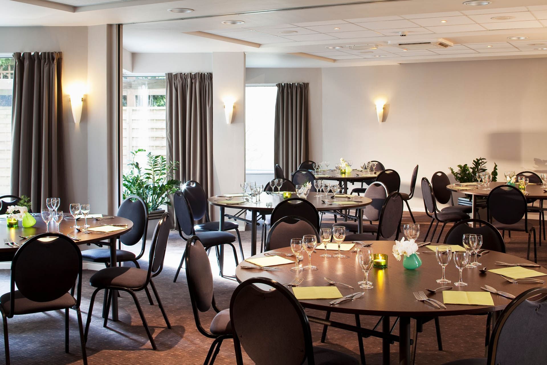 Tables de banquet dans une salle de réunion à l'Escale Oceania Vannes
