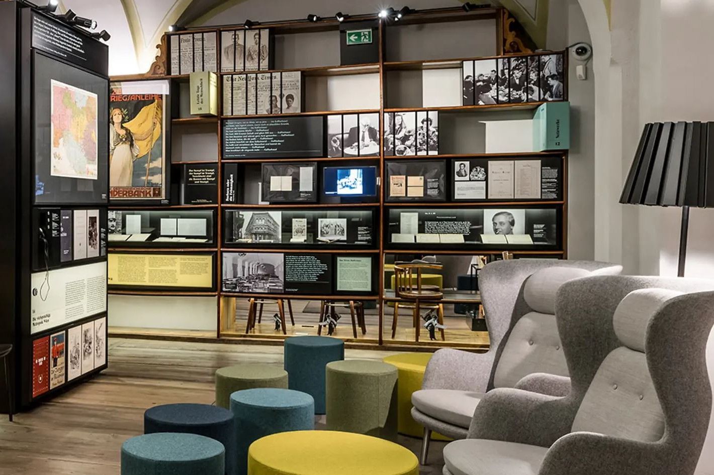 Literaturmuseum Wien mit historischen Dokumenten, Fotografien, interaktiven Ausstellungselementen und gemütlichem Lesebereich