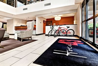 Lobby & lounge area at Hotel 43