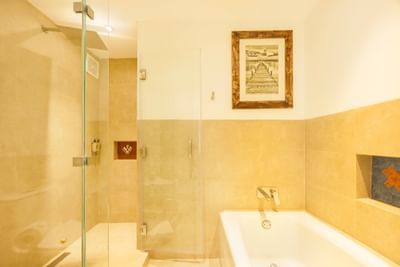 Suite bathroom