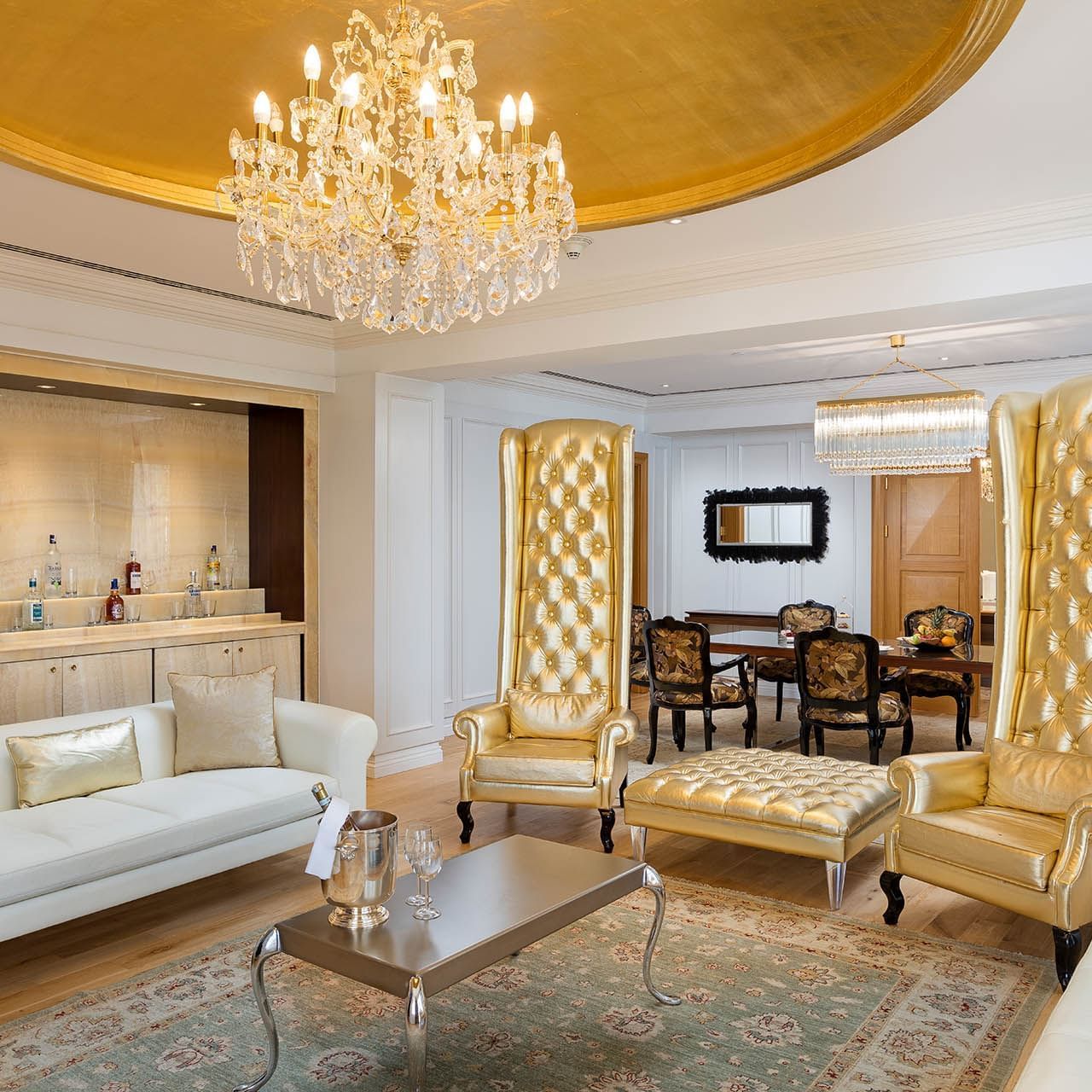 Лобби и обеденная зона президентского люкса в отеле Titanic Mardan Palace