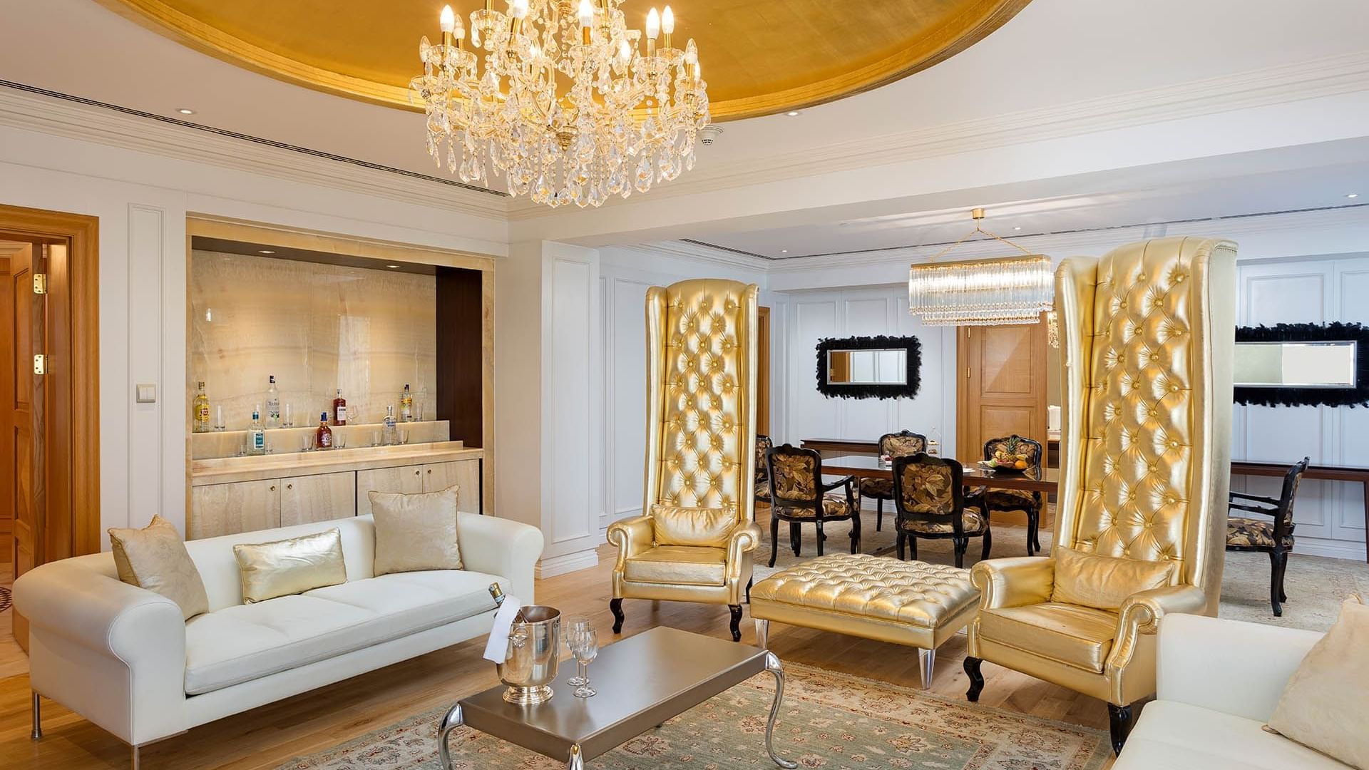 Лобби и обеденная зона президентского люкса в отеле Titanic Mardan Palace