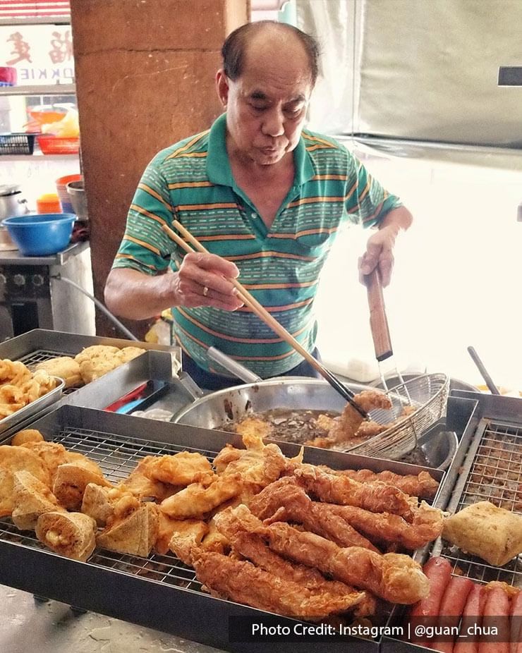 Hawker stall Kheng Pin Cafe staff was deep-frying the pork to serve to the customers