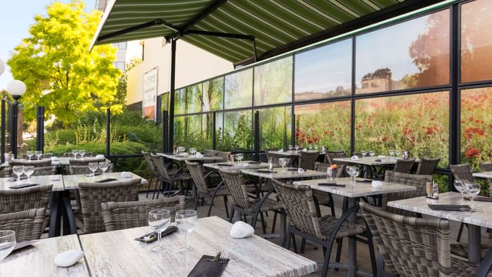 An Outdoor dining & lounge area at Hotel Alteora