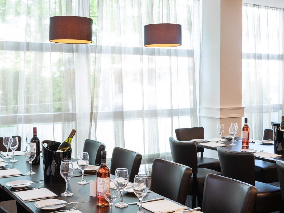 Dining tables in Il Grasso Restaurant at St. Giles Heathrow
