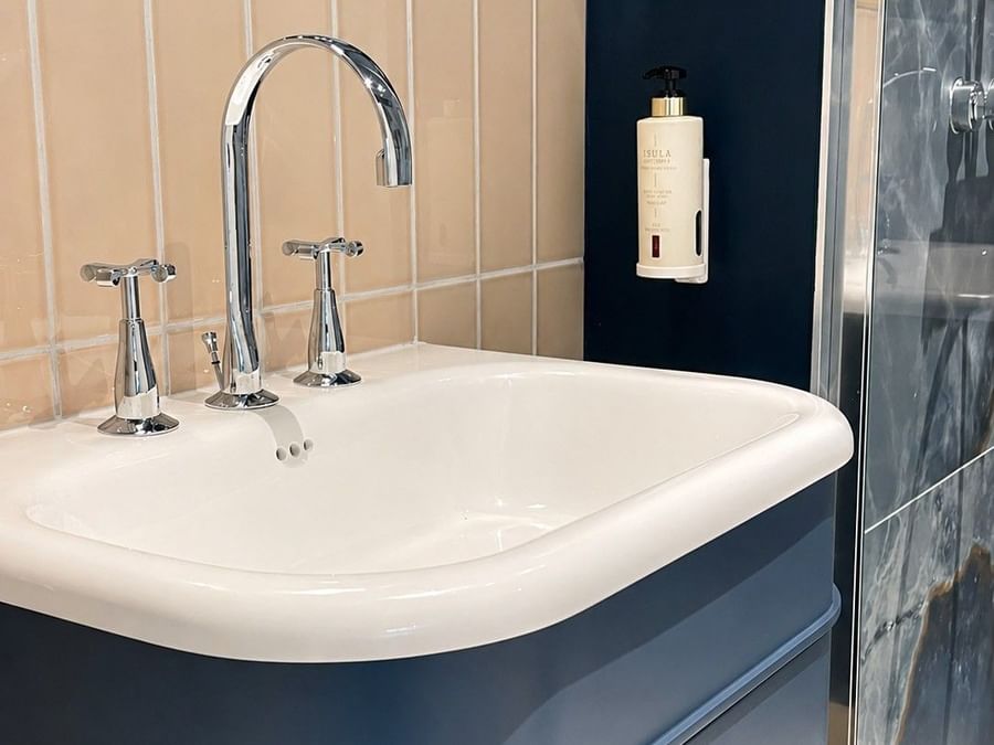 Lavabo avec robinetterie élégante dans la Suite Junior à Osmo Hôtel, Chantepie