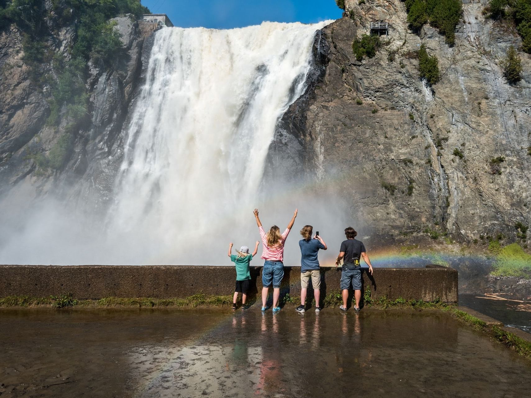 quatre personnes admirant une cascade