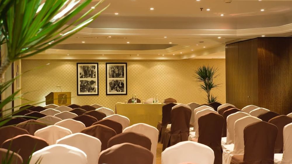 Aménagement de la salle de réception de style théâtre chez J. Dean + F. Astaire au Warwick Paris Champs-Élysées