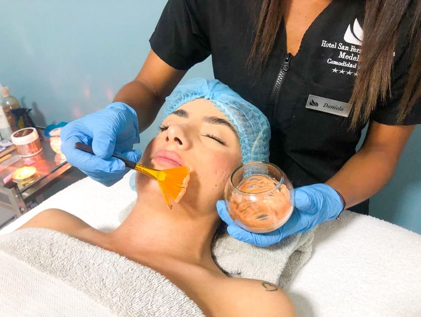 Una mujer se somete a un tratamiento facial en el spa del Hotel San Fernando Plaza.