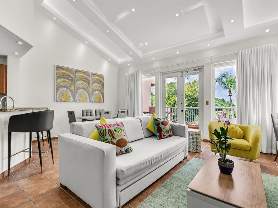 Área de salón y comedor junto a las grandes ventanas en la Three Bedroom Garden View en Las Casitas Village.
