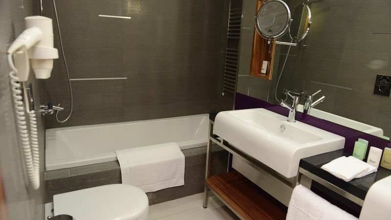 Junior Suite Bathroom with bathtub at Warwick Stone 55 - Beirut