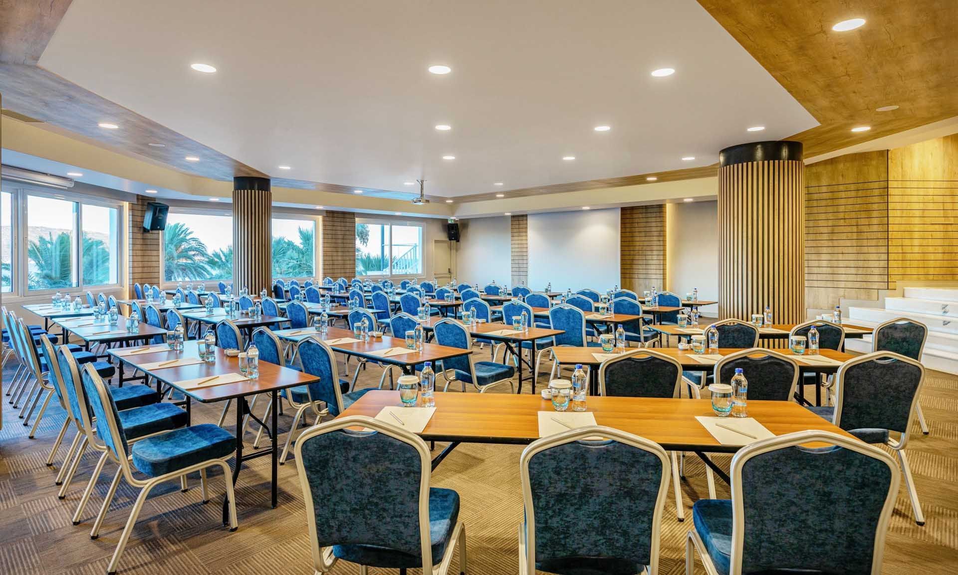 Sala de reuniones con mesa y sillas