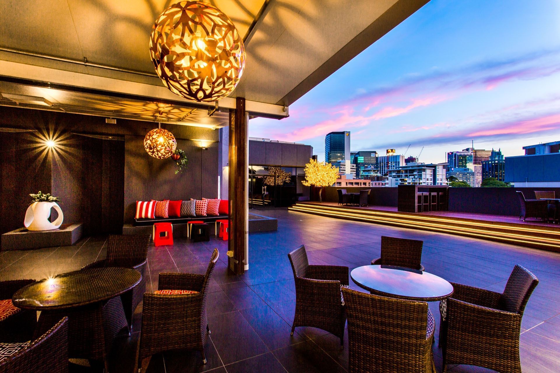 Dining & lounge in Frescos Courtyard, Grand Chancellor Brisbane